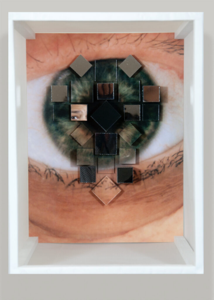 Kijkdoos bestaande uit wit parachute stof, een foto van een oog en blokjes met spiegels. Wezenlijk onderdeel van Me, Myself & you
